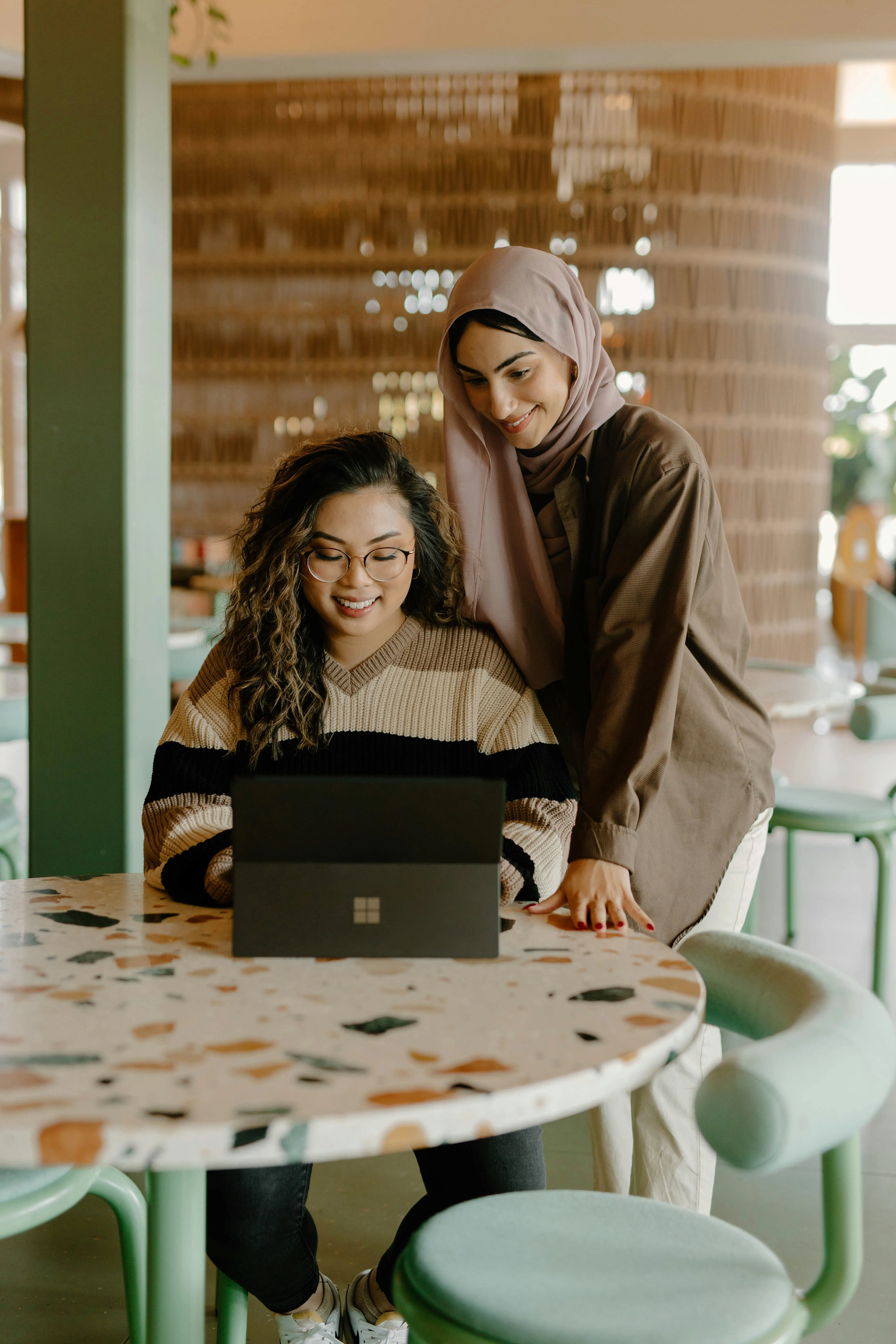 Experienced Ustaad educator leading an online tutoring session for a UAE student across Dubai and Abu Dhabi